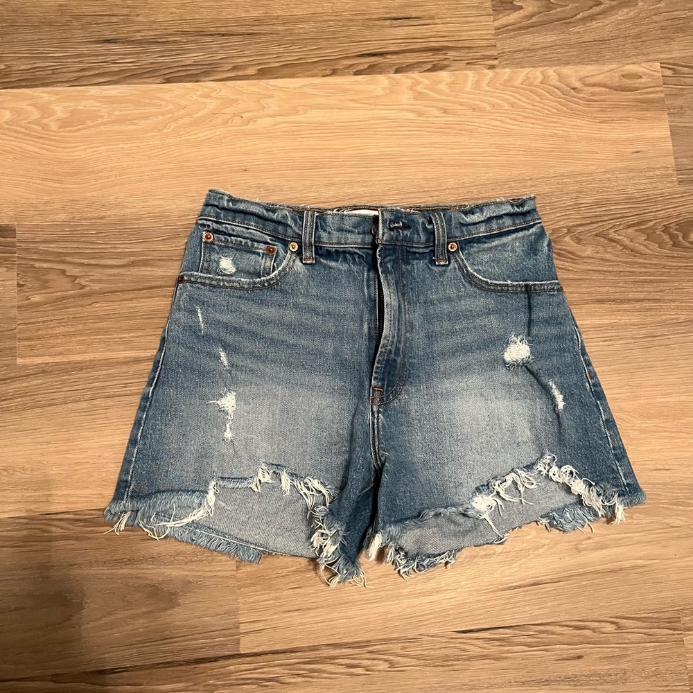 Abercrombie 4” mom short